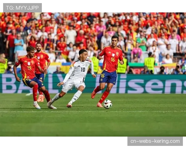 场边镜头：波鸿主帅因抗议判罚吃到黄牌